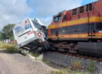 TREN CARGUERO EMBISTE CAMIÓN DE PASAJERO; HAY SEIS PERSONAS SIN VIDA Y AL MENOS 15 LESI0NADOS..