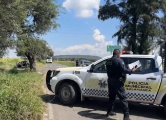 Dos personas que viajaban en un auto compacto fueron atacados a balazos; uno murio en el lugar, el otro fue trasladado grave.