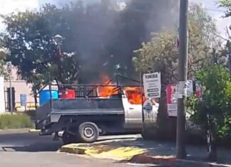 Sujetos desconocidos le prenden fuego a dos camionetas en Celaya.