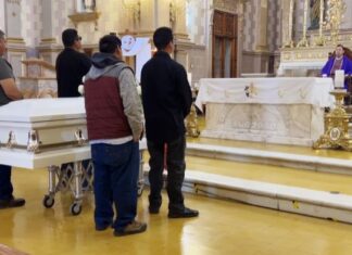 Familiares y amigos de Hugo Alejandro Nuñez Palomares, se dieron cita en la parroquia de San Felipe Apóstol, donde le dieron el último adiós en una misa de cuerpo presente.