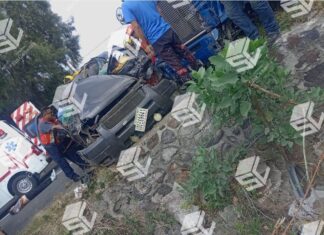 Trágico accidente entre un trailer y una camioneta en la Valle de Santiago – Guarapo, dejo un saldo de dos personas sin vida y tres lesionados graves.