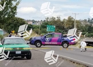 Un hombre fue asesinado a balazos abordo de un taxi, en la antigua carretera a Jaral del Progreso, en Valle de Santiago.