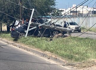 Cuatro jóvenes resultaron ilesos en un accidente al impactarse contra un poste en el libramiento Morelos, en Leon.