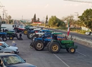 Mantienen bloqueos carreteros en 21 puntos del estado de Guanajuato.