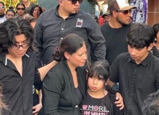 Habitantes de la comunidad de Urireo, en Salvatierra; llenan sus calles para despedir a Don Nico y exigir justicia.