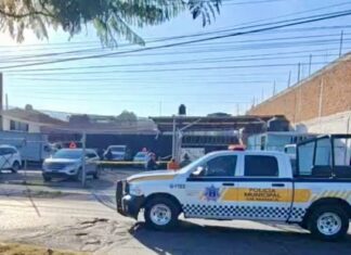 Dos hombres fueron agredidos a balazos al interior de un lote de compra – venta de autos en Salamanca.