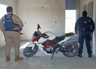 Elementos de Seguridad Pública de Valle de Santiago, aseguran motocicletas y vehículo, en distintos puntos del municipio.