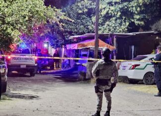 Un hombre fue ejecutado de varios balazos al interior de una vivienda en la colonia Albino García, en Salamanca.