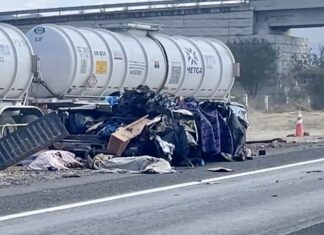 Nueve muertos y tres lesionados graves, en choque frontal entre una camioneta de transporte de personal y un trailer.