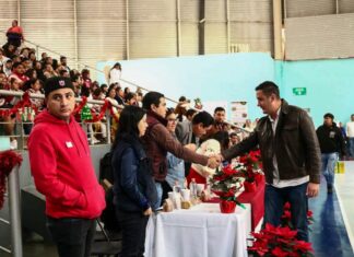 El Presidente Municipal Lic. Israel Mosqueda, comparte la alegría navideña con niñas y niños de institución educativa.