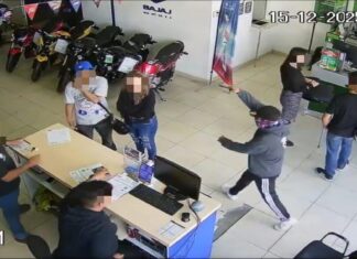 Dos sujetos armados asaltaron a empleados y clientes de un negocio de motos en Irapuato.