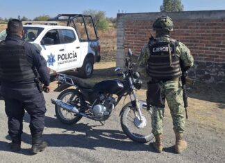 Elementos de la Comisaría de Seguridad Pública de Valle de Santiago, aseguraron una motocicleta con reporte de robo.