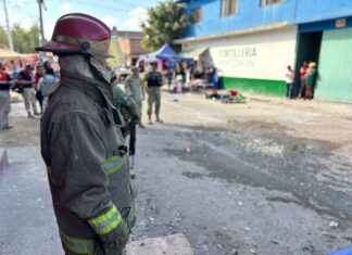 Protección Civil y Bomberos de Irapuato, atendieron un reporte por explosión de pirotecnia en la colonia Sam Isidro.