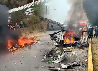 Esta mañana exploto un taxi que Transportaba pirotecnia en la carretera federal Mexico – Toluca; se reportan tres lesionados graves , entre ellos un menor de edad.