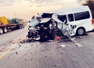 Un muerto y 9 lesionados, saldo de un choque frontal entre una camioneta y un tráiler en San Luis Potosí.