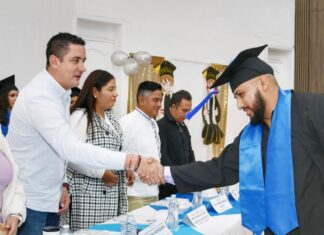 El Presidente Municipal Lic. Israel Mosqueda, ratifica su compromiso con la educación al acompañar graduación de EDUCEM.