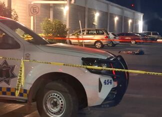 La noche de este lunes un hombre murio en un centro comercial de la plaza Morelos en Leon.