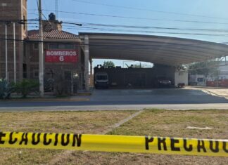 Una mujer abandonó frente a las instalaciones de la central 6 de bomberos en Leon.un presunto artefacto explosivo.