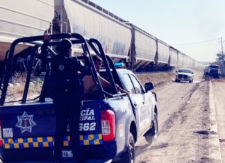 Joven deogado se atrinchera en unq locomotira de un tren en Leon, autoridades lo desalojan.