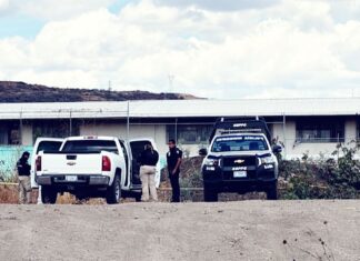 Padres de familia de la Secundaria Rufino Tamayo en la colonia Rizos del Saucillo en Leon, toman medudas para prptwger a sus hijos.