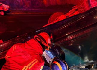 Protección Civil y Bomberos de Irapuato, rescataron al conductor de una camioneta que volcó en el Cuarto Cinturón Vial.