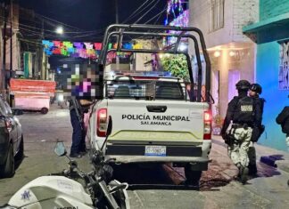 Un hombre fue atacado a balazos en la calle Río Bravo en Salamanca; falleció cuándo recibía atención medica.